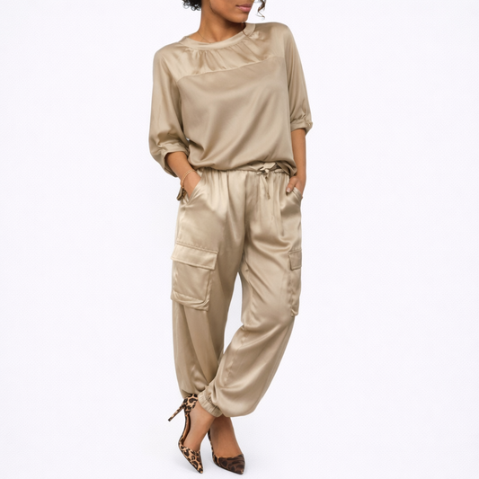 Begoña - Conjunto Satinado Elegante con Blusa y Pantalón